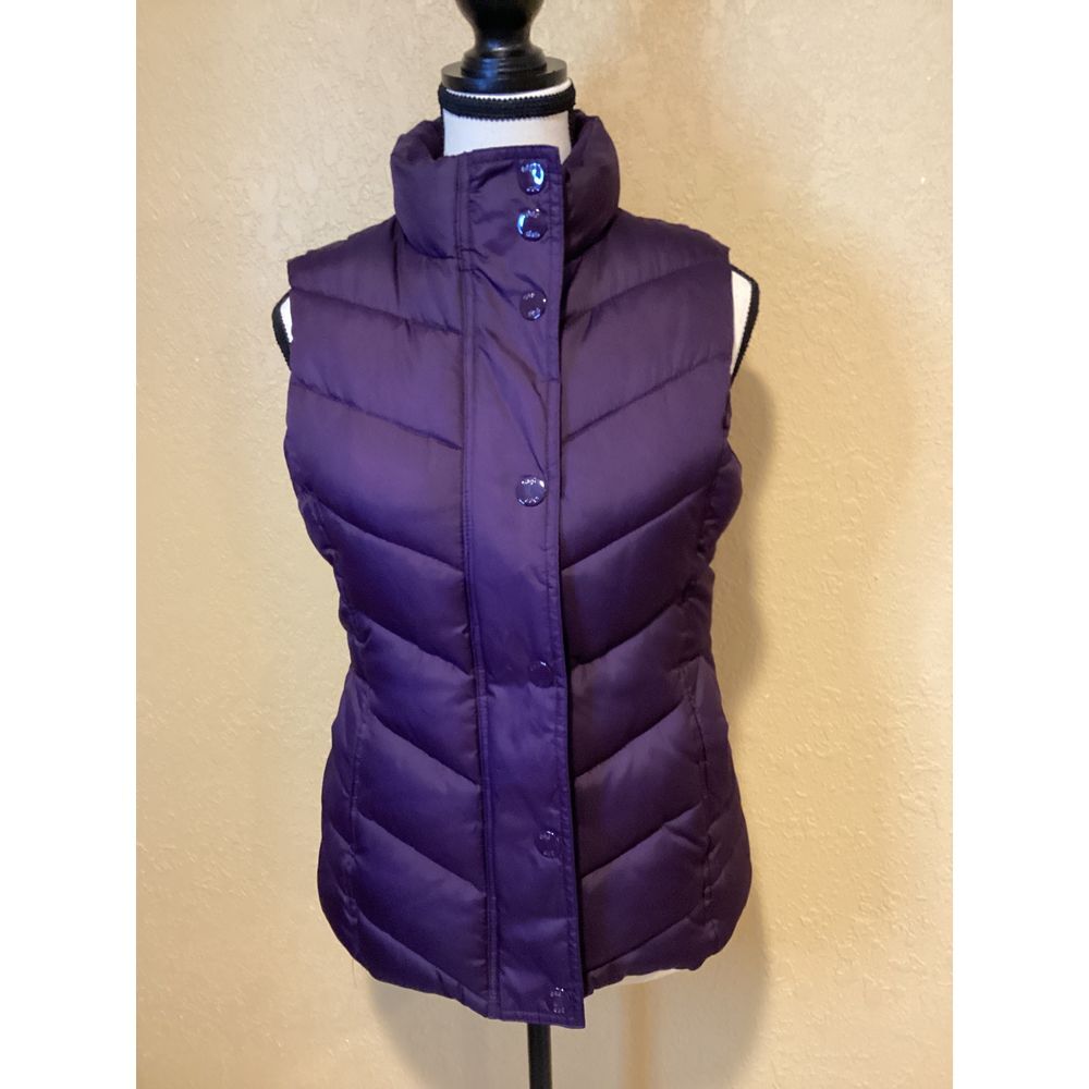 Gap Plum colored puffer vest, women's size extra small, Excellent Condition‎